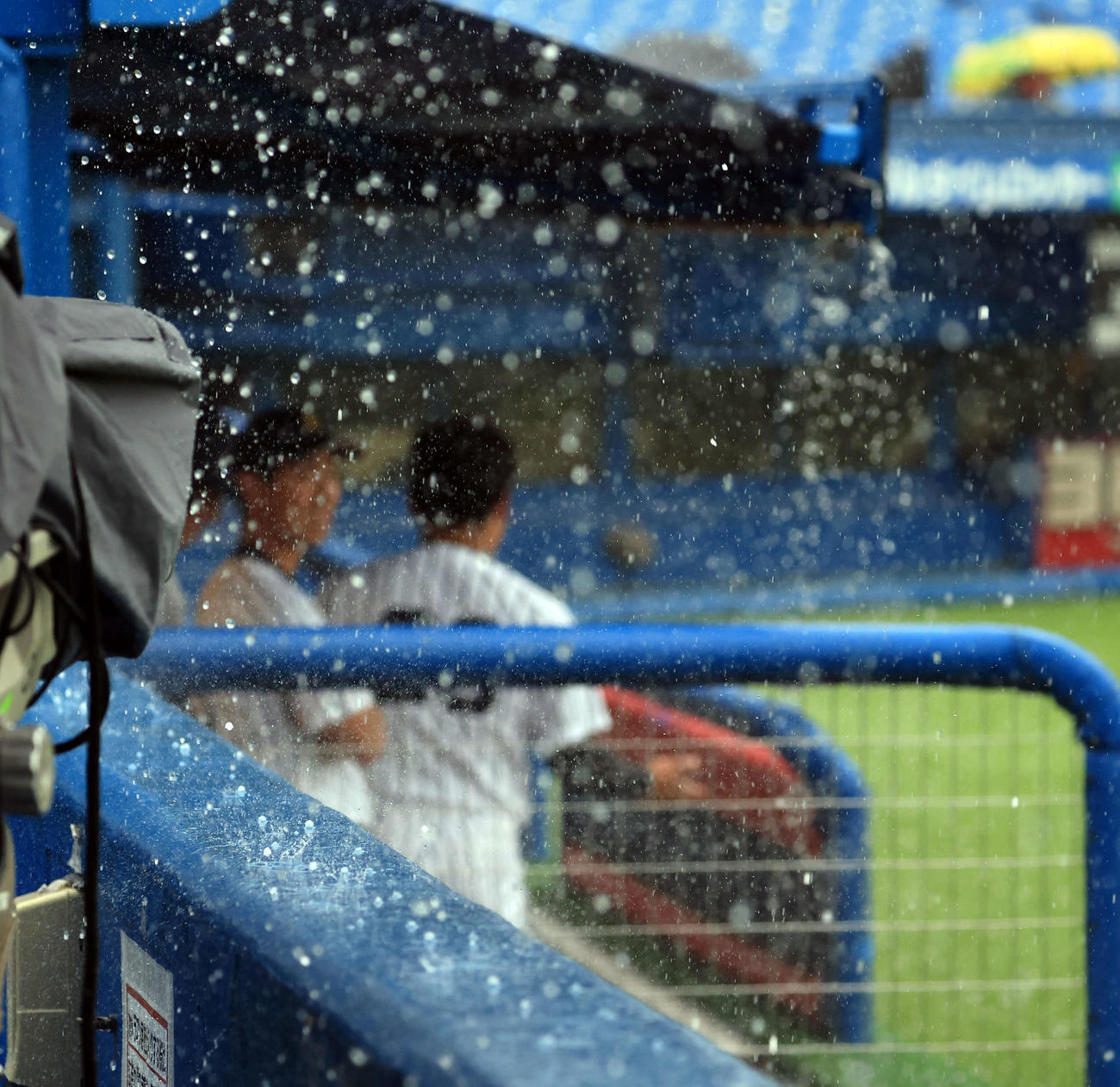 法大対立大　12回裏立大1死の場面で、豪雨中断となり、途中からヒョウが降ってきた。奥は立大ベンチ（撮影・浅見桂子）