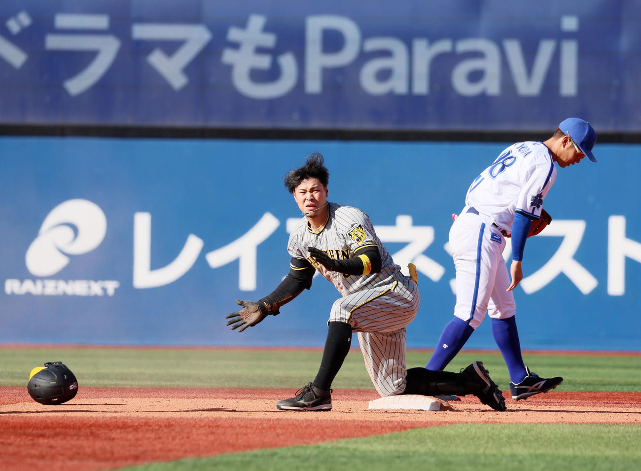 DeNA対阪神　7回表阪神2死、佐藤輝は右へ二塁打を放ちベースにヘッドスライディングする（撮影・加藤哉）