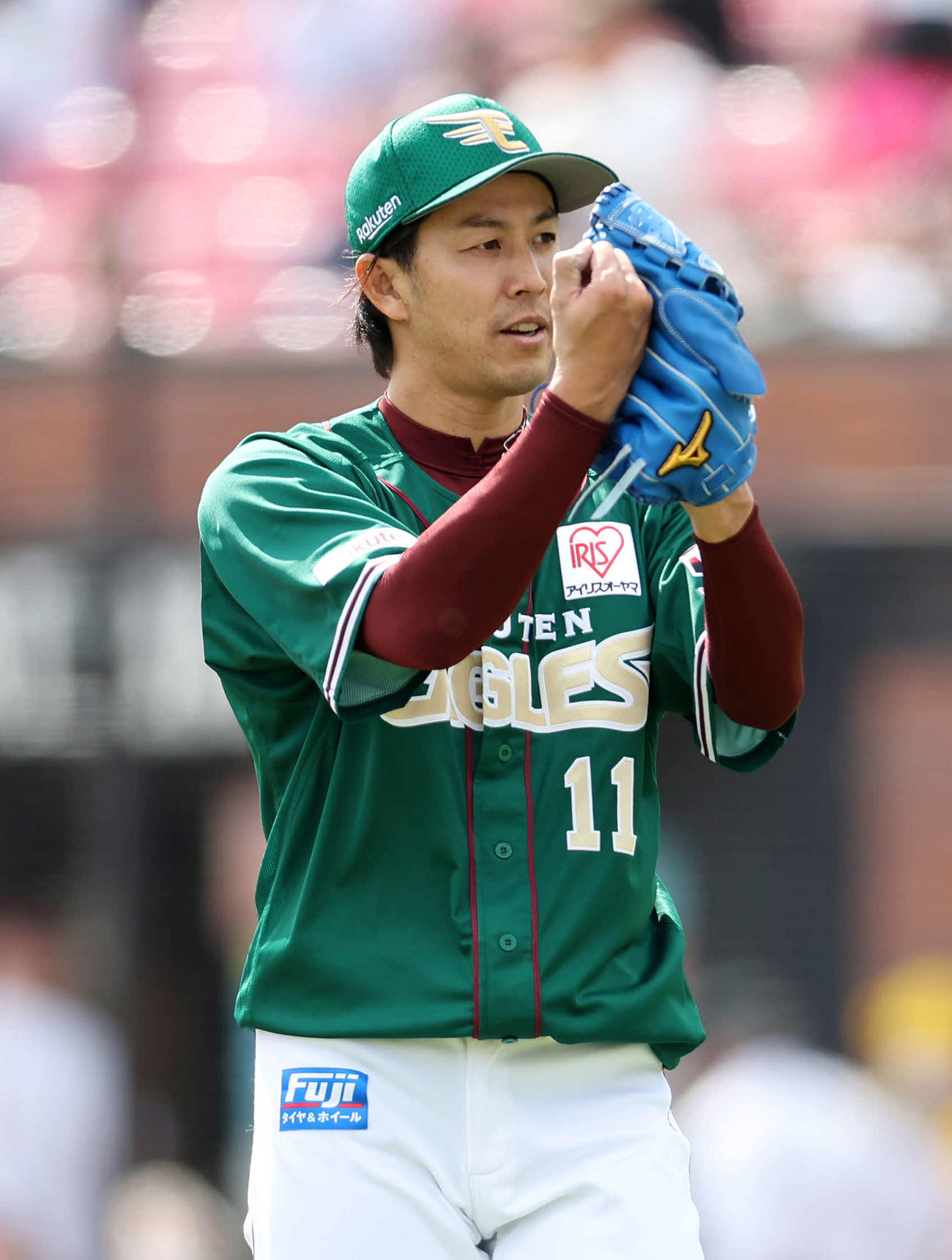 楽天対ソフトバンク　4回表、ソフトバンクの攻撃を抑え手をたたく楽天岸（撮影・鈴木正人）