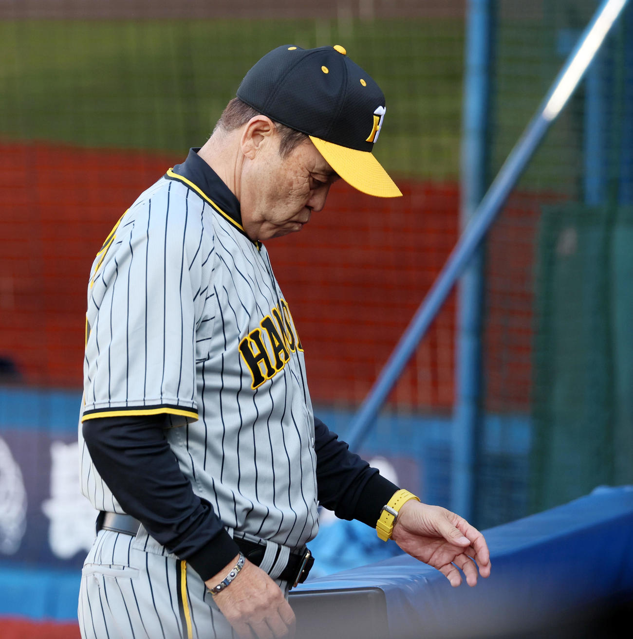 DeNA対阪神　8回表を終え選手交代を告げる岡田監督（撮影・加藤哉）