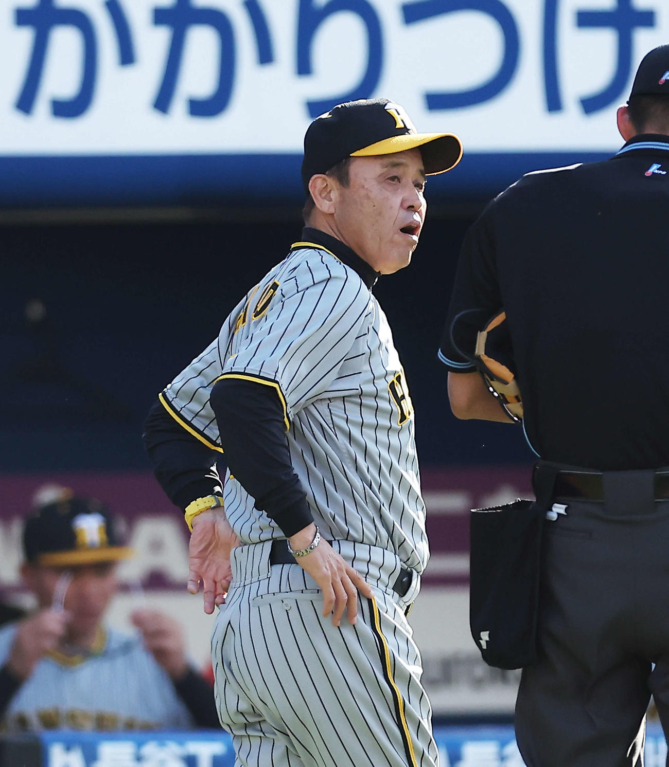 DeNA対阪神　8回表を終え、選手交代を告げる岡田監督（撮影・河田真司）