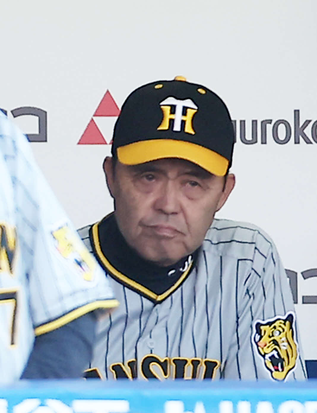 DeNA対阪神　7回表、険しい表情で戦況を見守る岡田監督（撮影・河田真司）