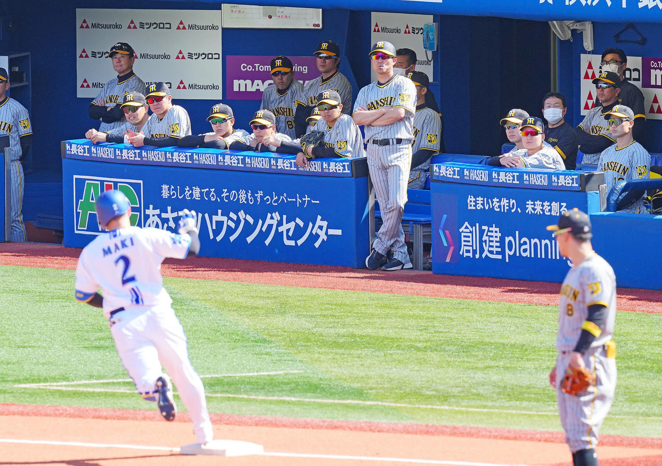 DeNA対阪神　1回裏DeNA2死一塁、牧（2番）に先制の2点本塁打を浴びさえない岡田監督（後方左から2人目）ら阪神ベンチ（撮影・垰建太）