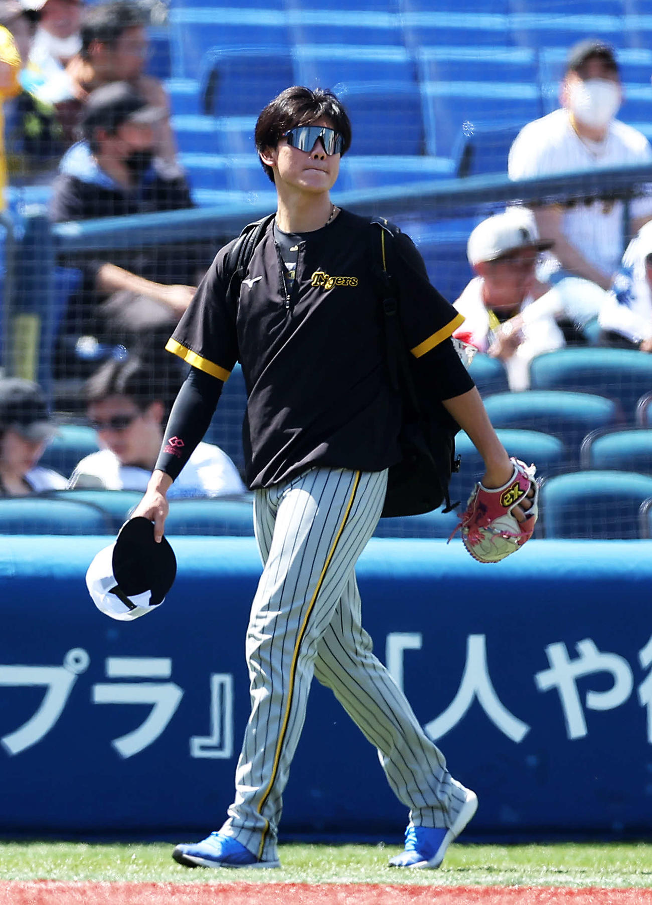 DeNA対阪神　試合前、練習を終え移動する阪神湯浅（撮影・河田真司）