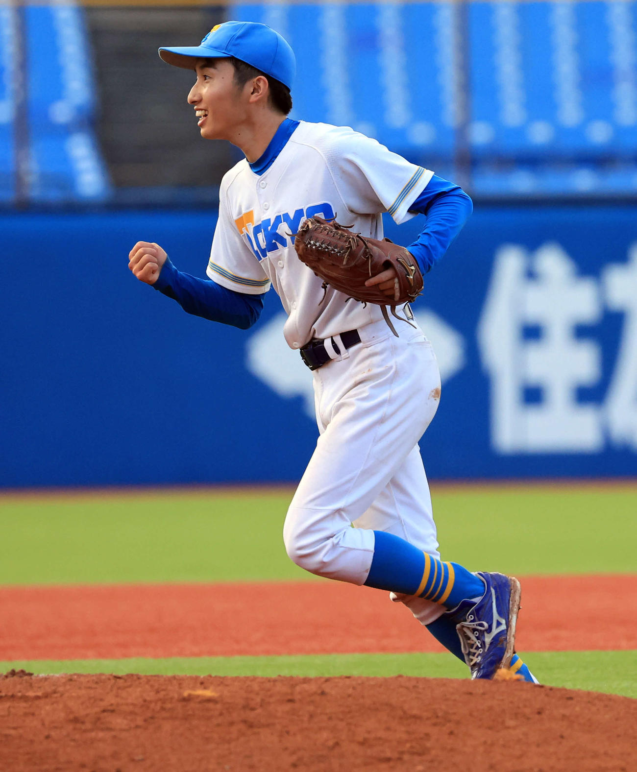 東大対早大　6回裏早大の攻撃を抑え、ガッツポーズする渡辺（撮影・浅見桂子）