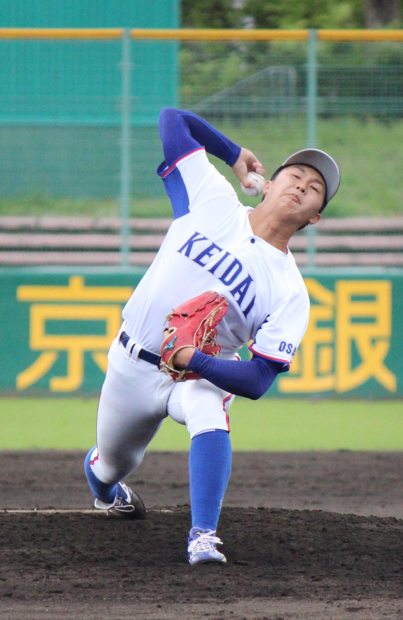 神院大戦で力投する大経大・津田（撮影・柏原誠）