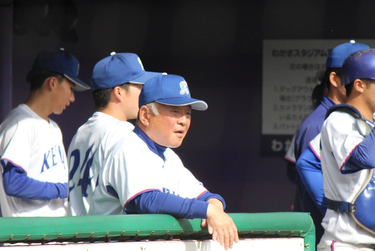 神院大戦で指揮を執る大経大・高代監督（撮影・柏原誠）