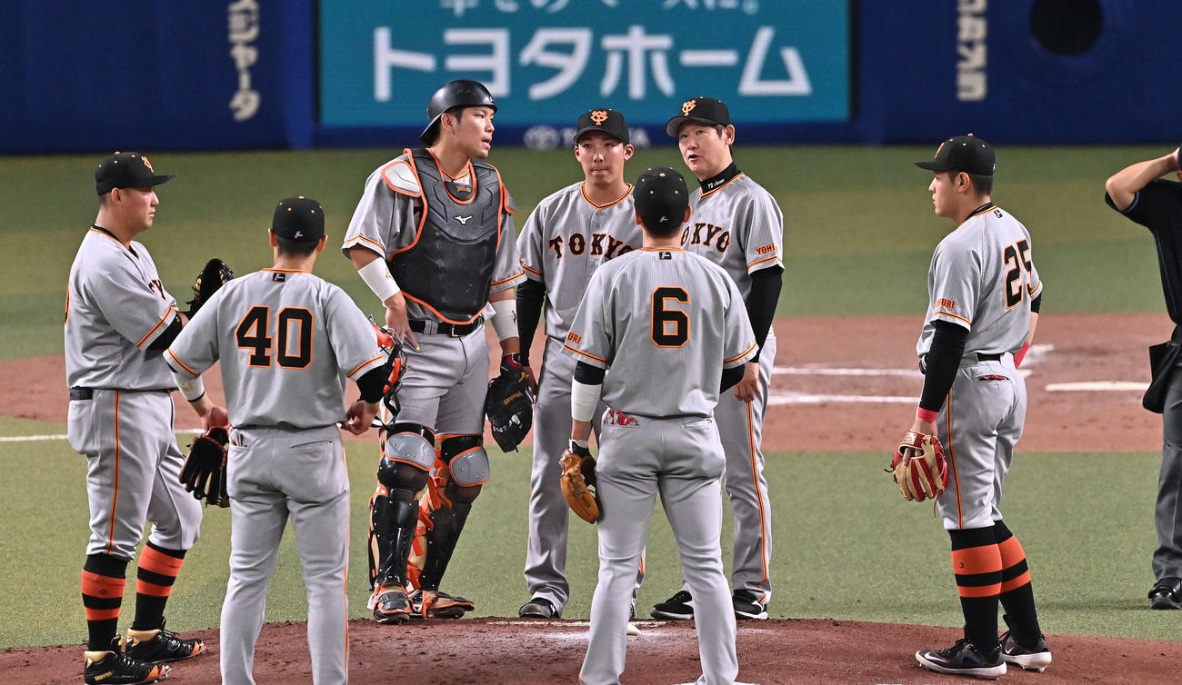 中日対巨人　1回裏、ピンチにマウンドの巨人赤星（中央）のもとに集まる選手たち（撮影・滝沢徹郎）
