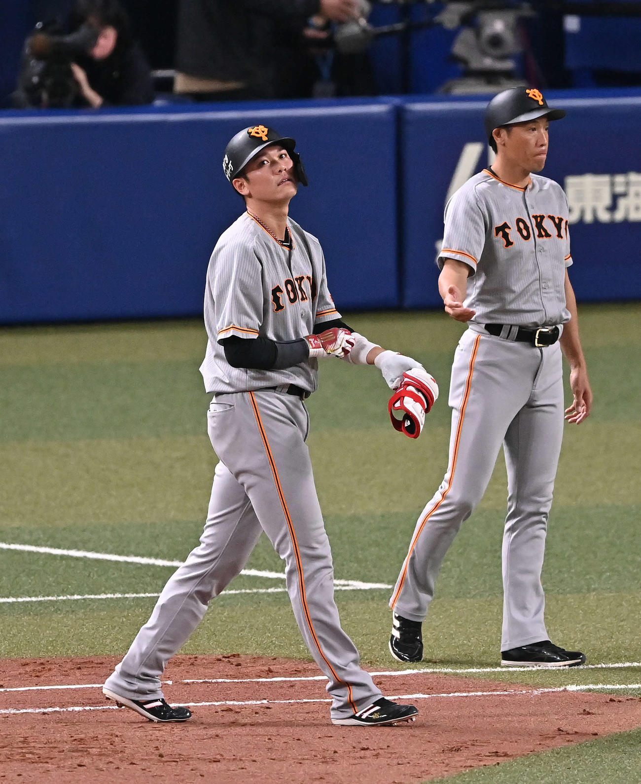 中日対巨人　5回表巨人2死二塁、三ゴロに倒れた坂本は悔しげにバックスクリーンを見つめる。右は鈴木コーチ（撮影・滝沢徹郎）