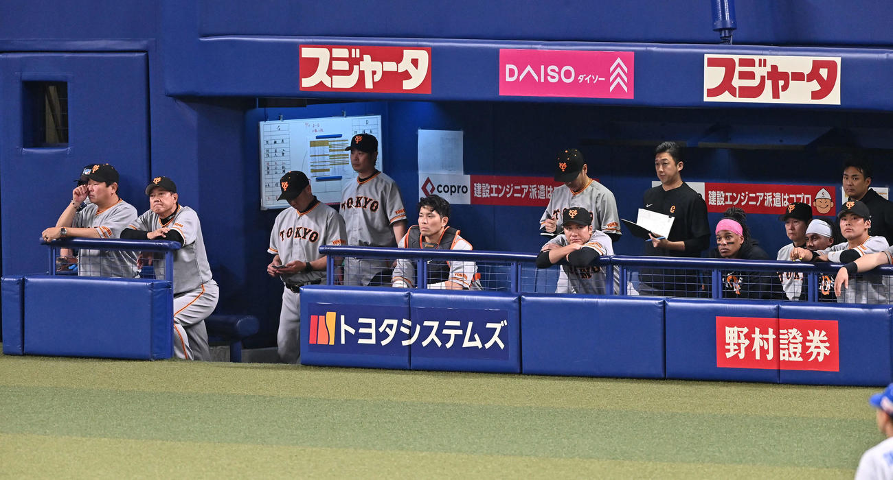 中日対巨人　9回表、浮かない表情でベンチから戦況を見つめる巨人の選手たち（撮影・滝沢徹郎）
