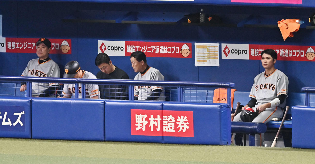 中日対巨人　5回裏、交代となりベンチからグラウンドを見つめる巨人坂本（右）。左は原監督（撮影・滝沢徹郎）