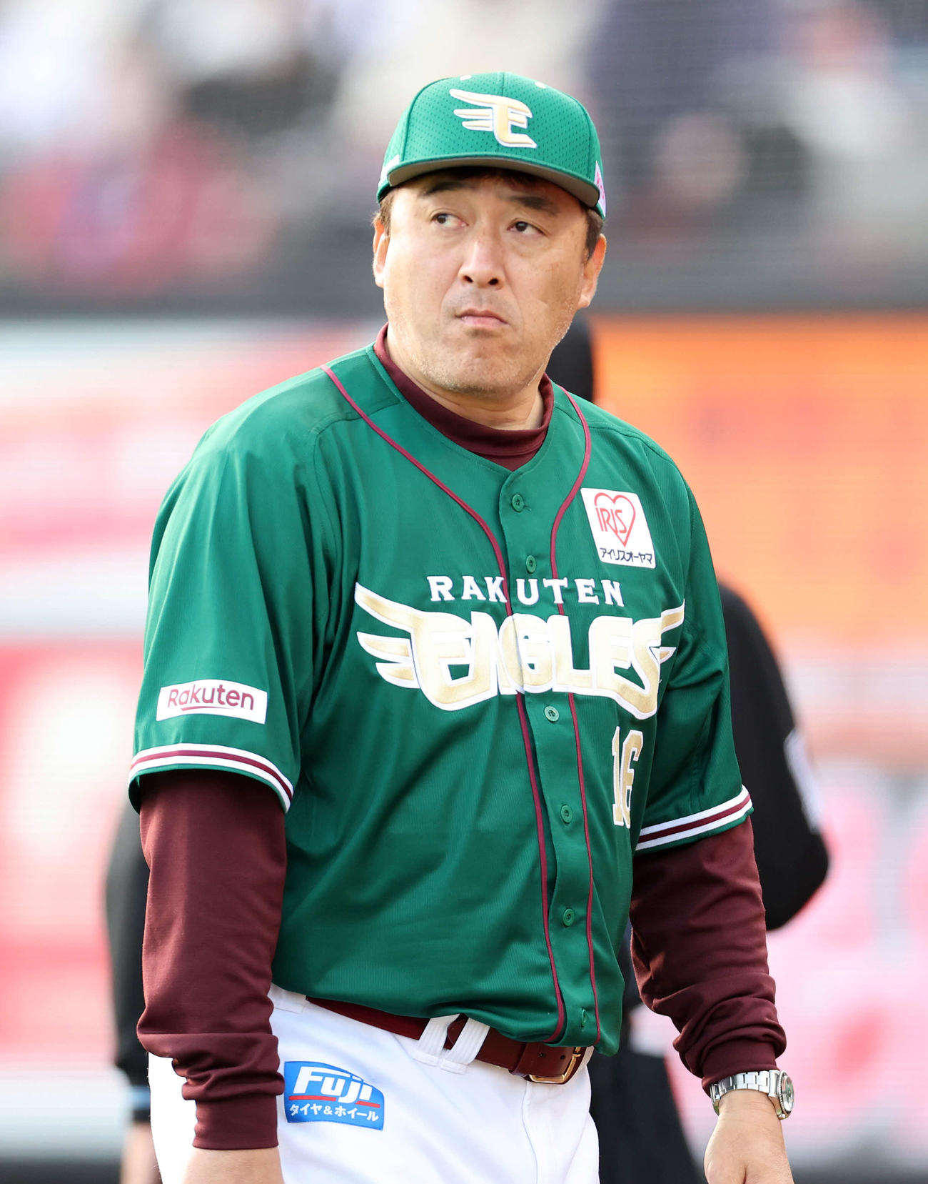 楽天対ソフトバンク　9回表、投手交代を告げベンチに引き揚げる楽天石井監督（撮影・鈴木正人）