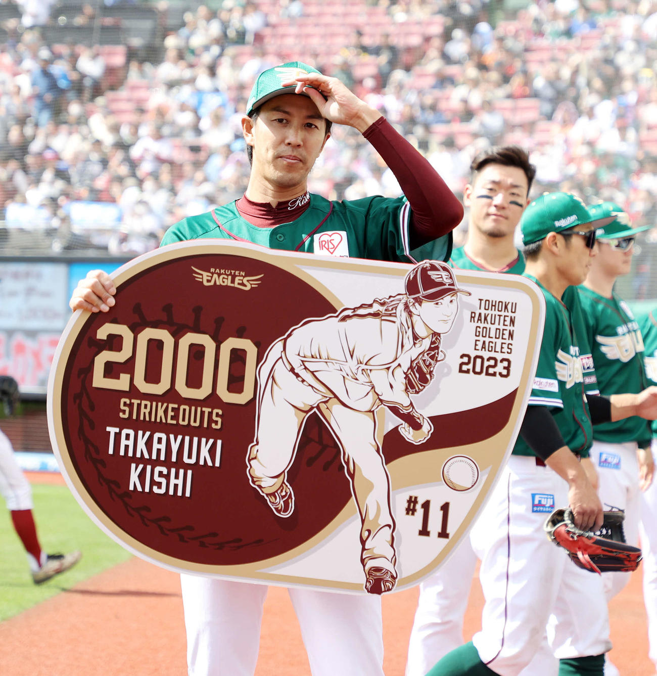 楽天対ソフトバンク　通算2000奪三振を達成した楽天岸（撮影・鈴木正人）