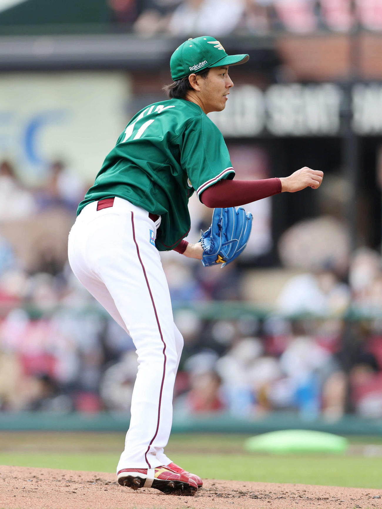 楽天対ソフトバンク　3回表ソフトバンク1死、上林を見逃し三振にし通算2000奪三振を達成した楽天岸（撮影・鈴木正人）
