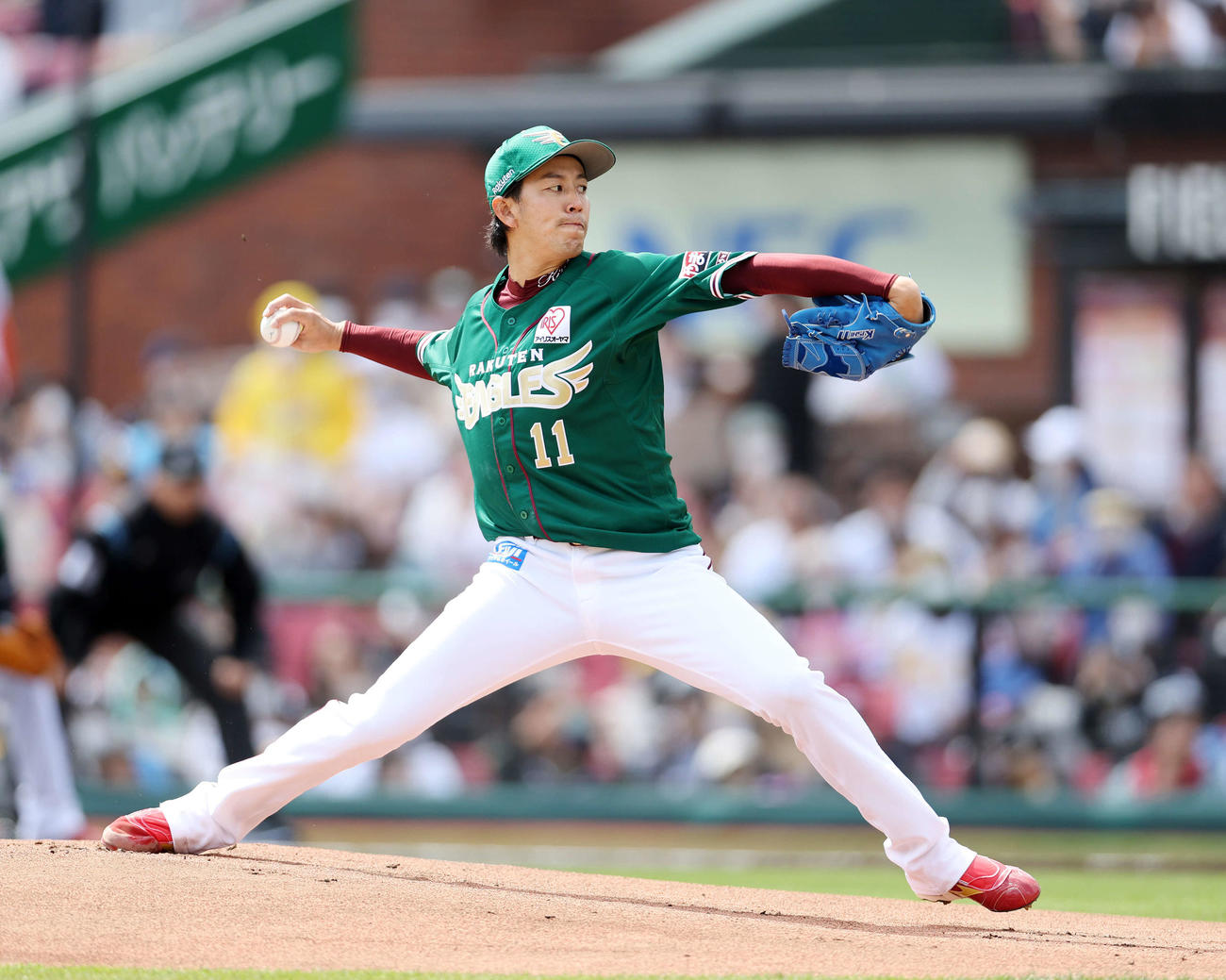 楽天対ソフトバンク　力投する楽天先発の岸（撮影・鈴木正人）