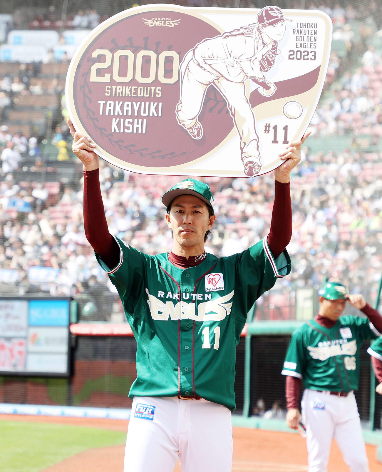 楽天対ソフトバンク　通算2000奪三振を達成しボードを掲げる楽天岸（撮影・鈴木正人）