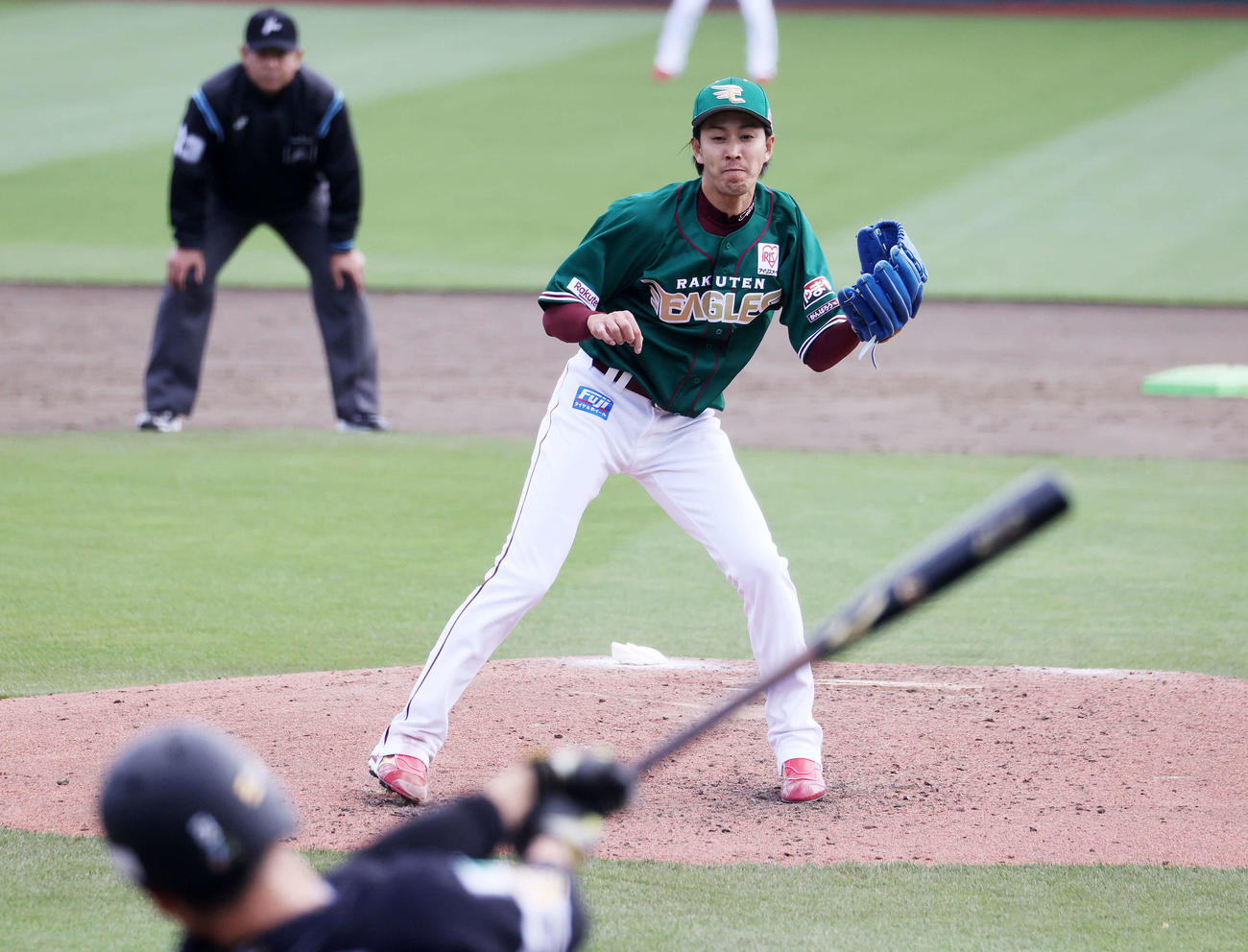 楽天対ソフトバンク　力投する楽天先発の岸（撮影・鈴木正人）