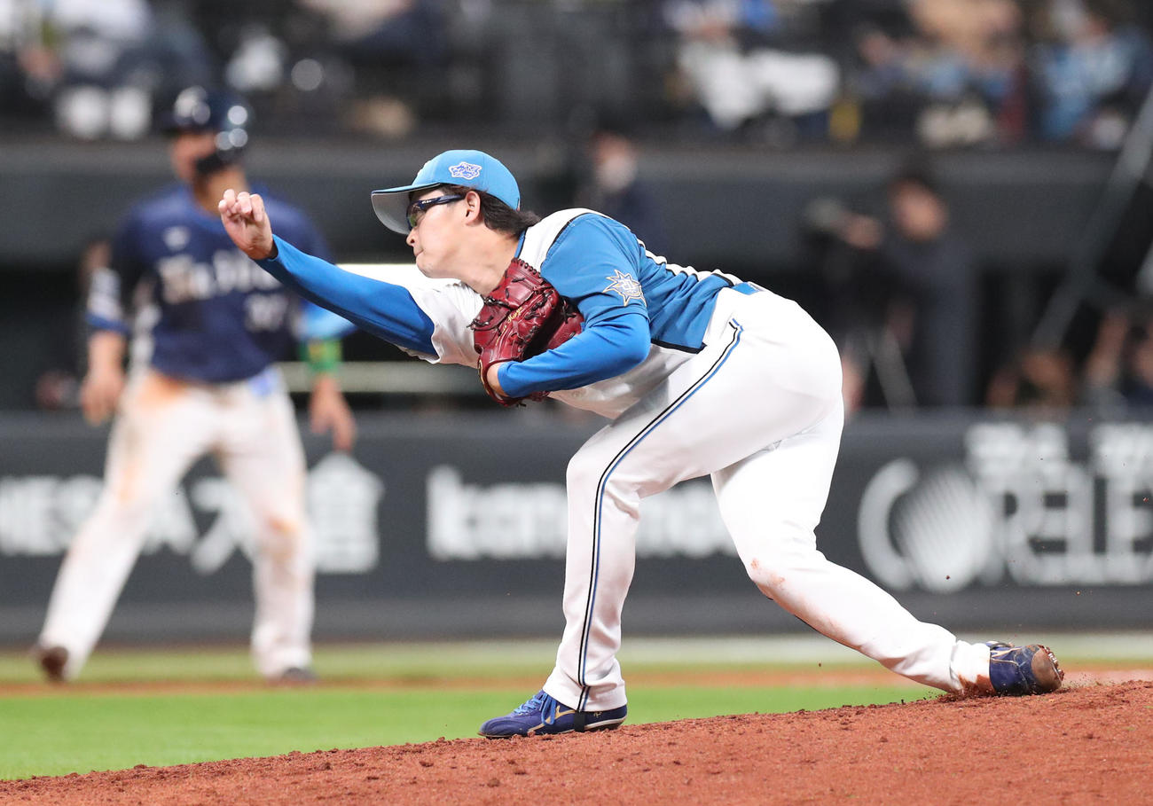 日本ハム対西武　5回表途中から登板する鈴木（撮影・佐藤翔太）