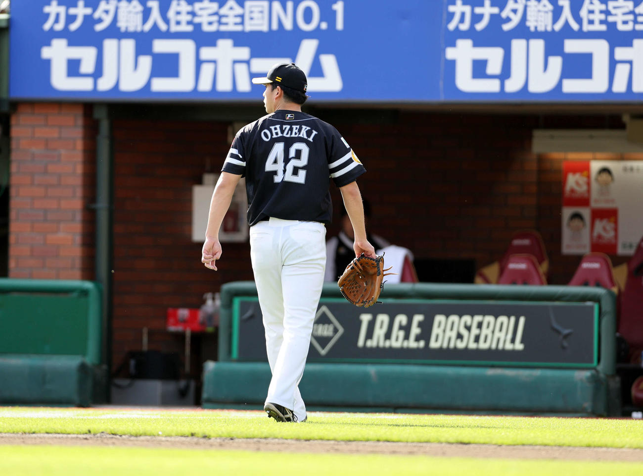 楽天対ソフトバンク　6回裏、降板するソフトバンク大関（撮影・鈴木正人）