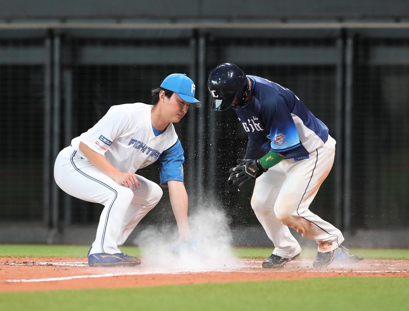 日本ハム対西武　9回表西武2死満塁、石川（左）の暴投で二塁走者の柘植の生還を許す（撮影・黒川智章）