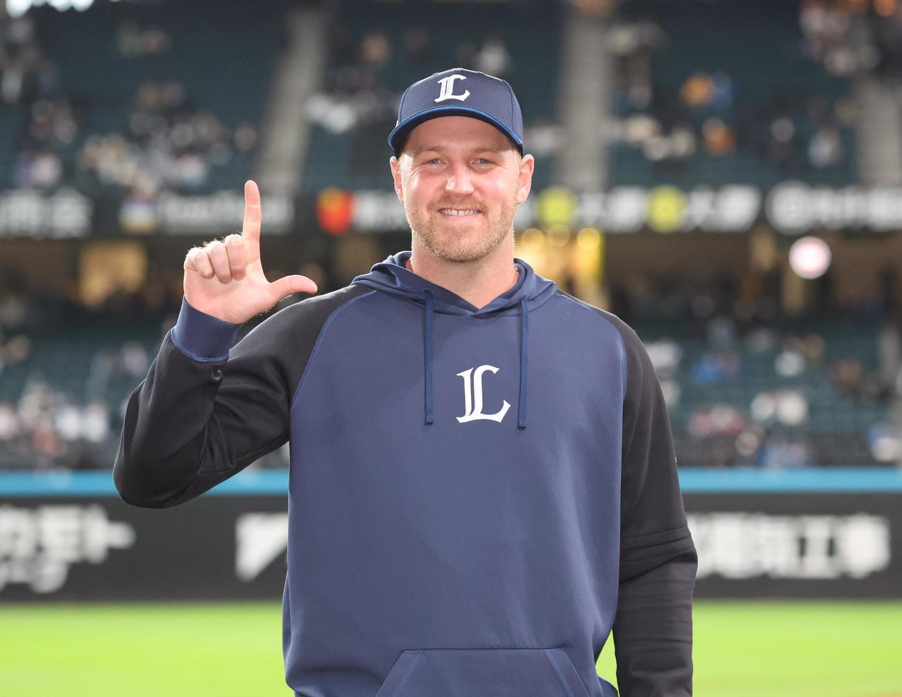 日本ハム対西武　勝利投手のエンスは試合後、笑顔でポーズをとる（撮影・黒川智章）