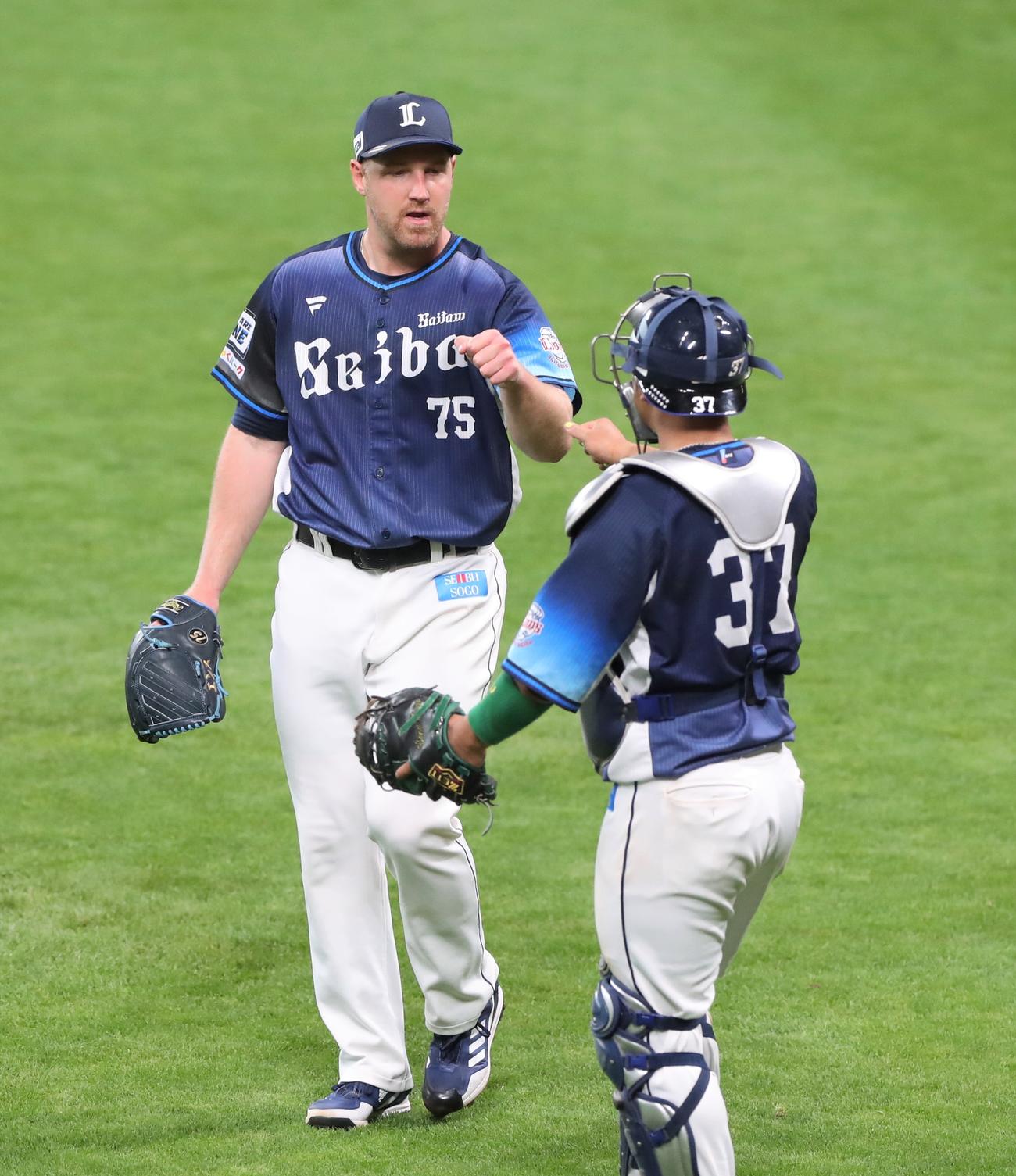 日本ハム対西武　5回裏、無安打に抑え柘植とタッチするエンス（撮影・黒川智章）