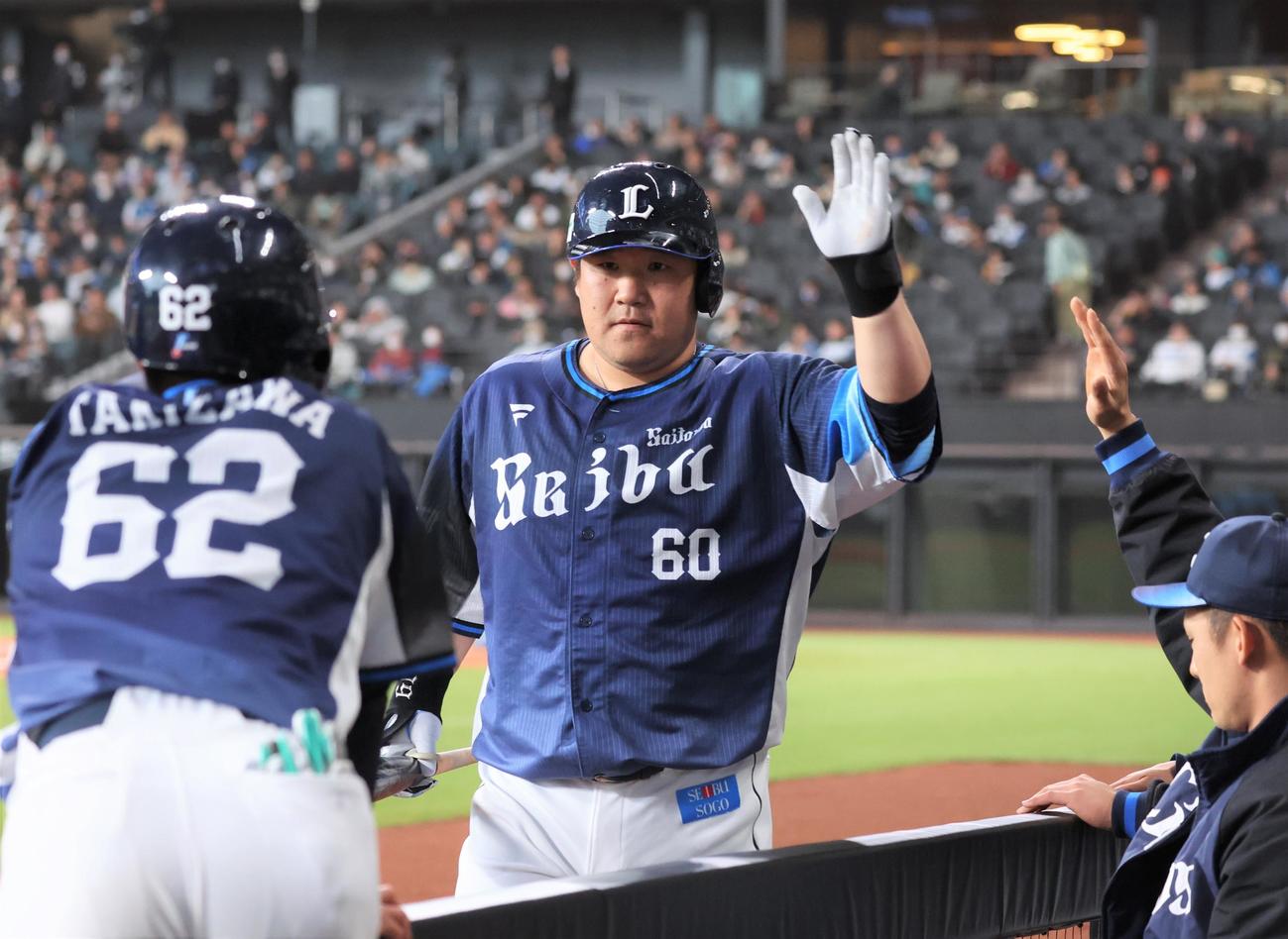 日本ハム対西武　8回表西武1死一、三塁、右犠飛を放った中村はナインに出迎えられる（撮影・黒川智章）