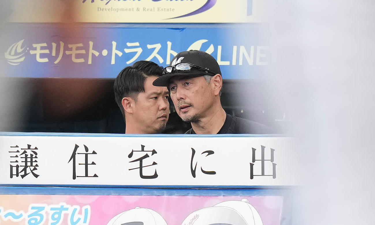 ロッテ対オリックス　オリックスに敗れ浮かない表情のロッテ吉井監督（右）（撮影・鈴木みどり）