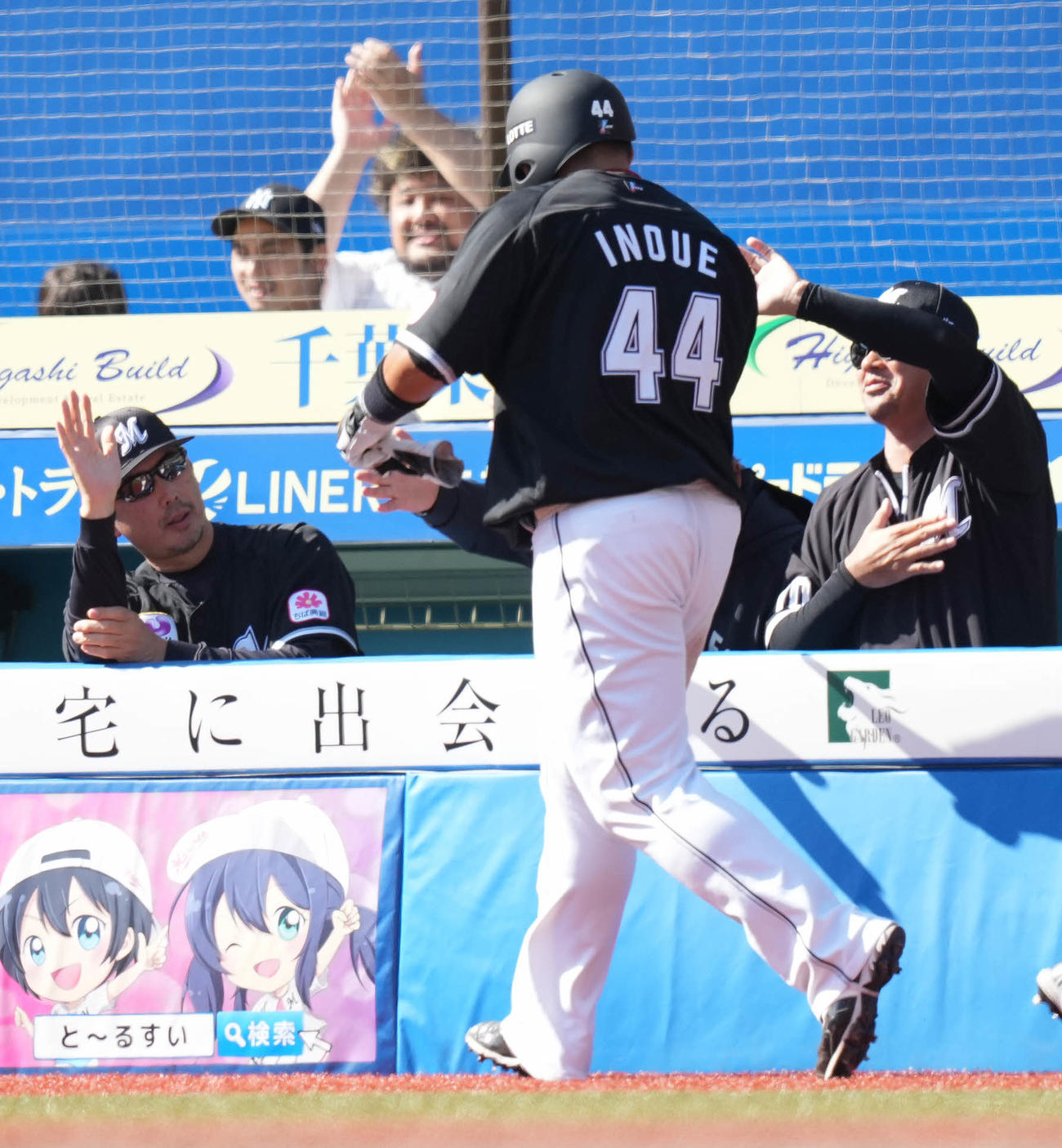 ロッテ対オリックス　3回裏ロッテ1死一、三塁、藤原の先制の左前適時打で生還した三塁走者井上（中央）を迎える吉井監督（左）（撮影・鈴木みどり）