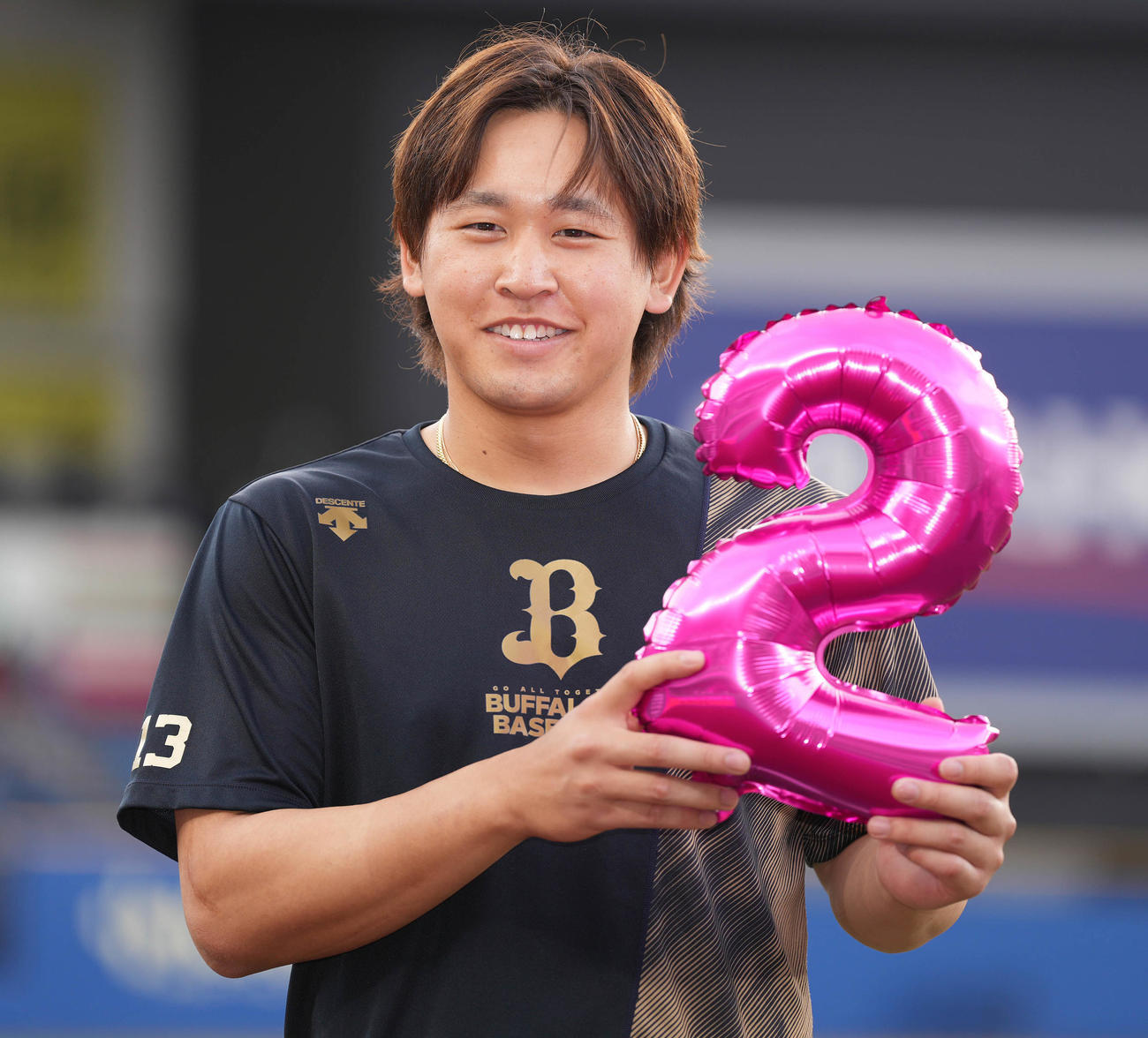 ロッテ対オリックス　今季2勝目のオリックス宮城は「2」の風船を手に笑顔（撮影・鈴木みどり）
