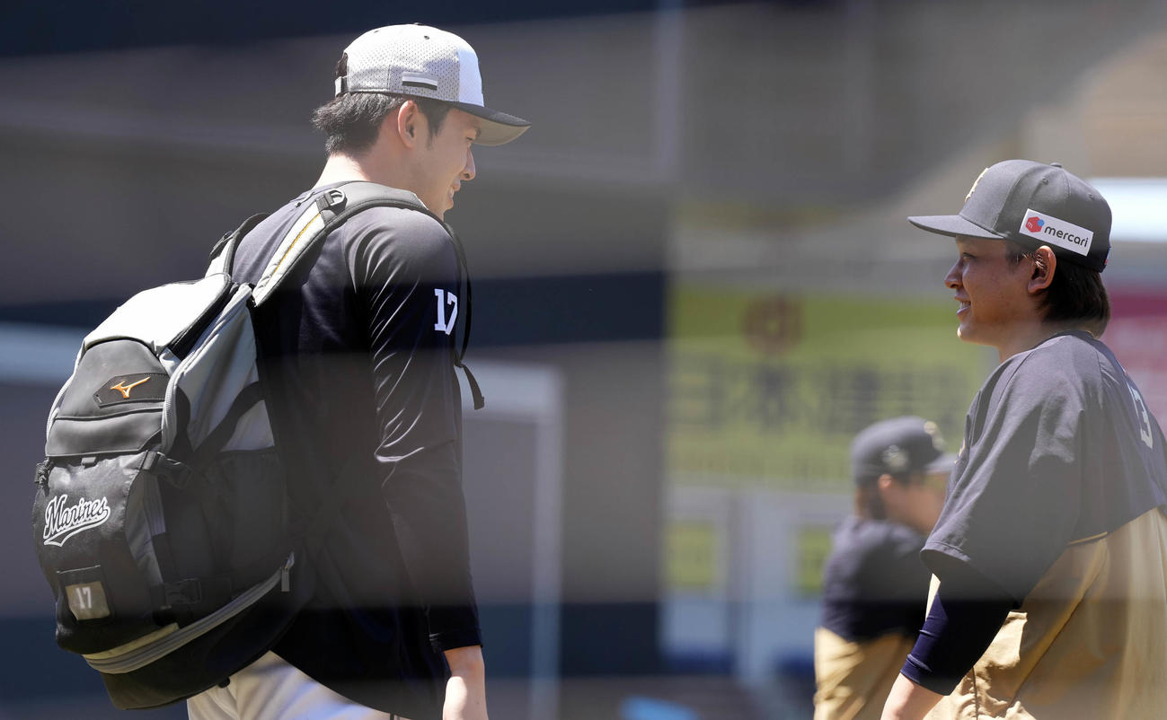 ロッテ対オリックス　試合前練習を終えたロッテ佐々木朗（左）はオリックス宮城と談笑（撮影・鈴木みどり）