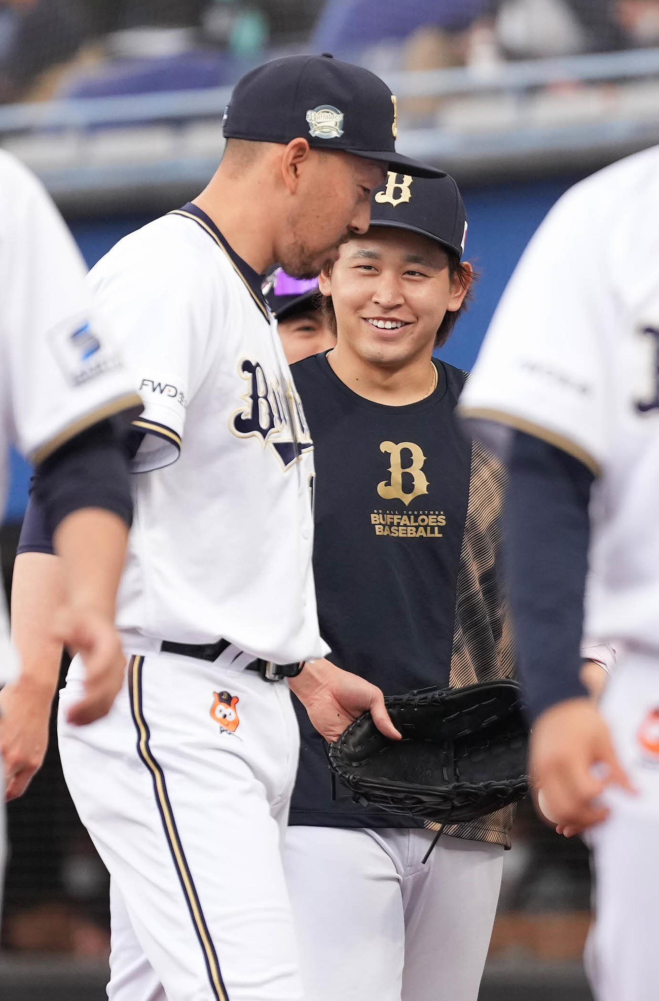 ロッテ対オリックス　勝利投手のオリックス宮城は笑顔。左は平野佳（撮影・鈴木みどり）