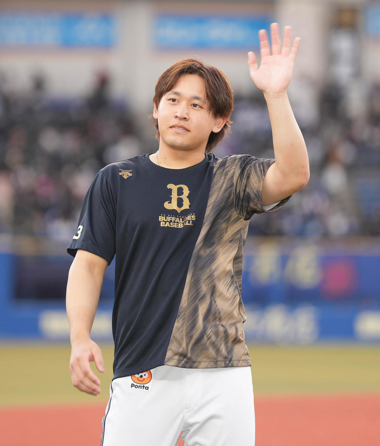 ロッテ対オリックス　今季2勝目のオリックス宮城はファンに手を振る（撮影・鈴木みどり）