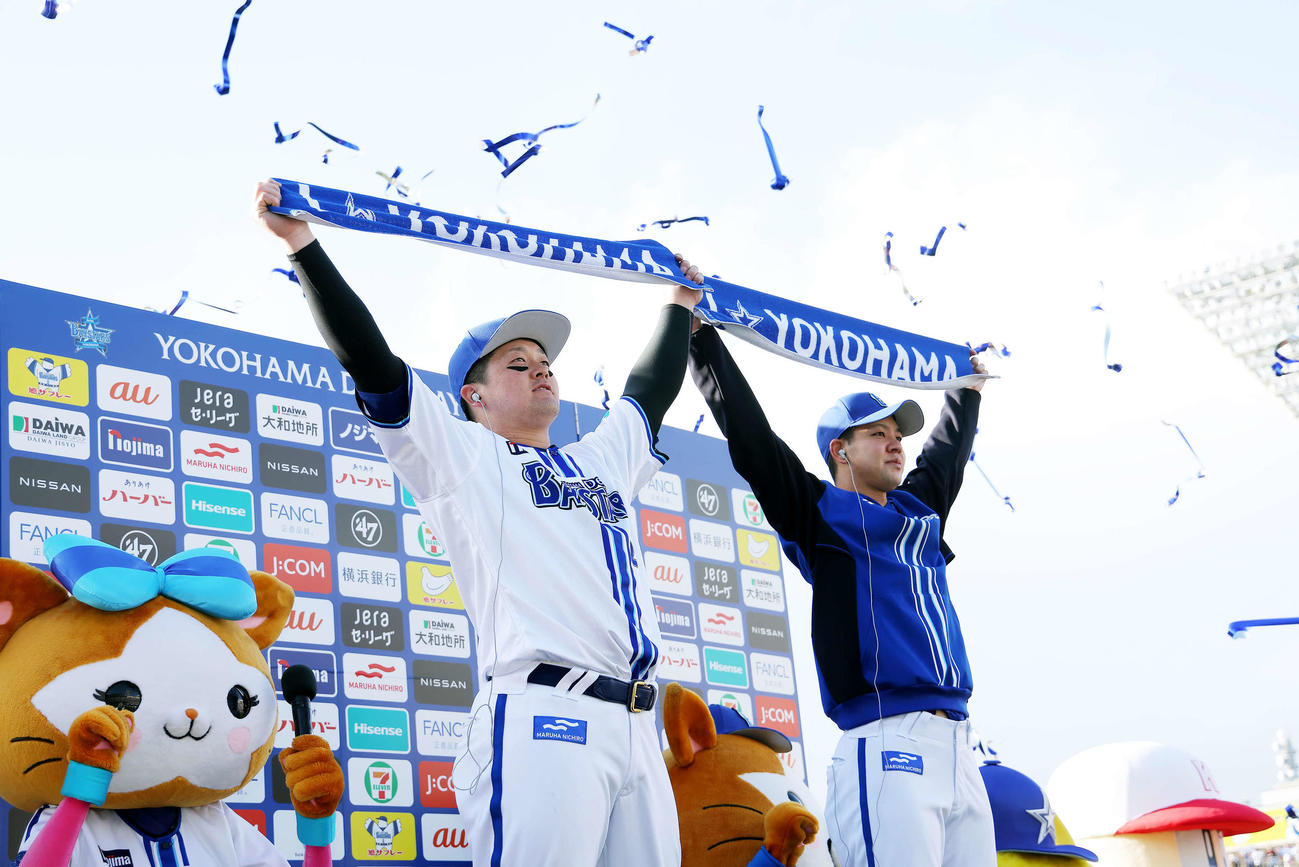 DeNA対阪神　阪神に勝利し、お立ち台に上がるDeNA牧（左）と平良（撮影・河田真司）