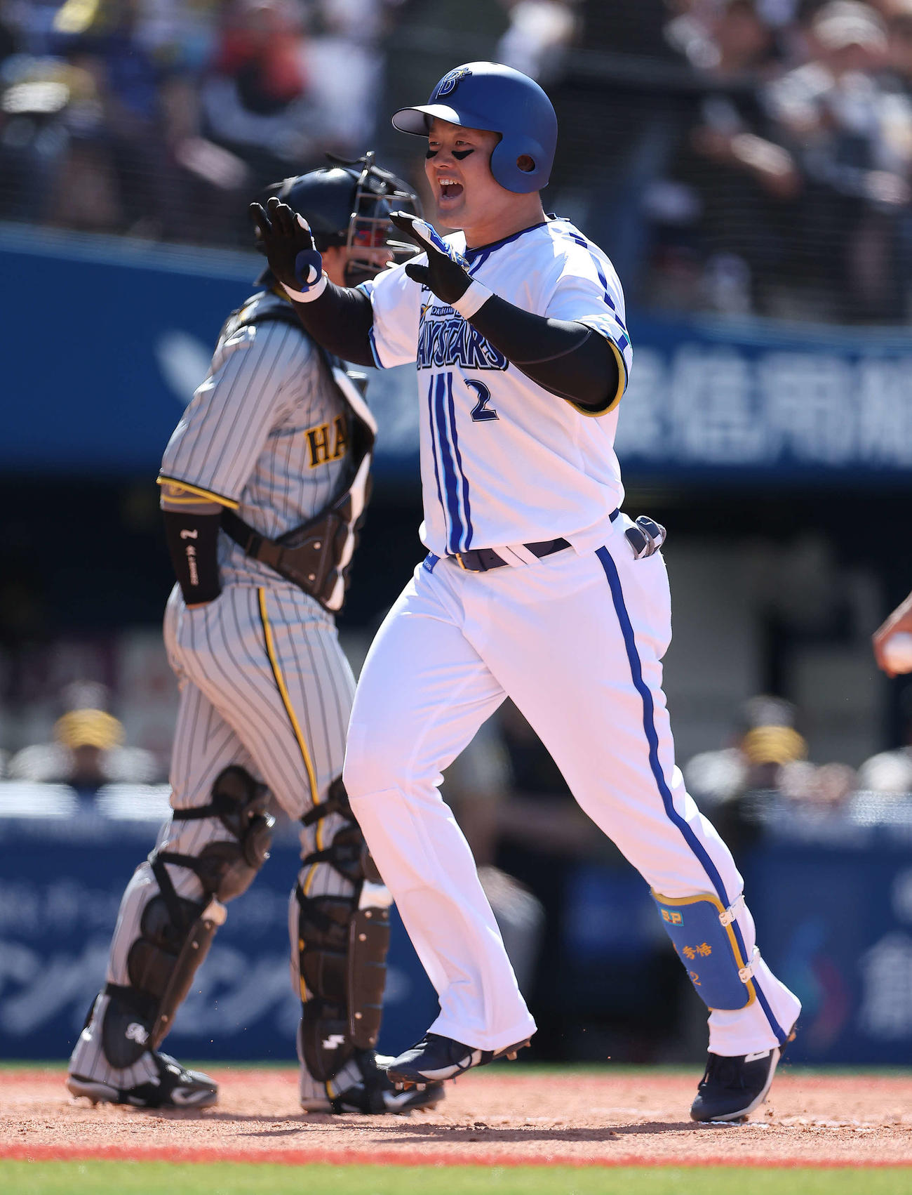 DeNA対阪神　1回裏DeNA2死一塁、左越え先制2点本塁打で生還する牧（撮影・河田真司）