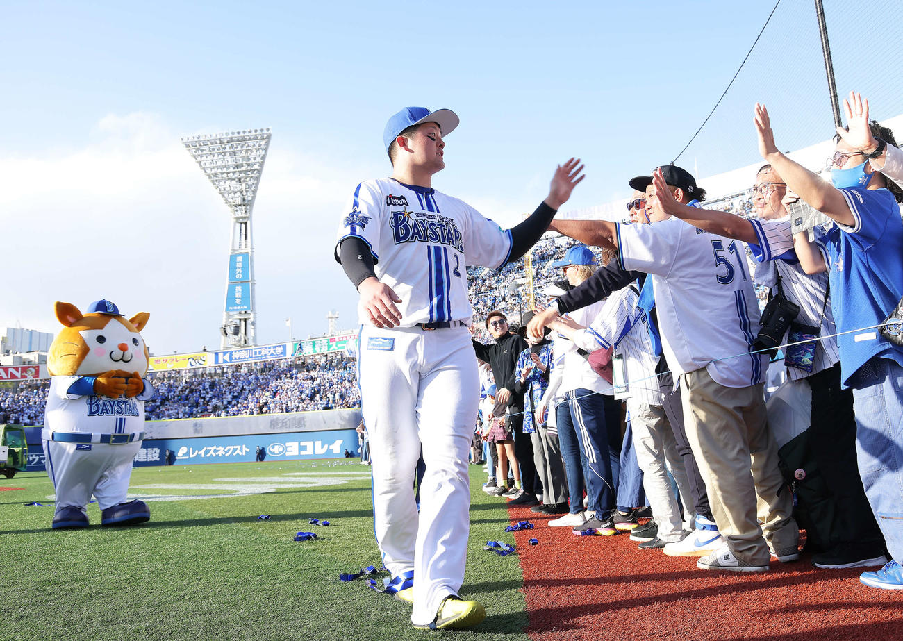 DeNA対阪神　阪神に勝利し、ファンとタッチを交わしていくDeNA牧（撮影・河田真司）