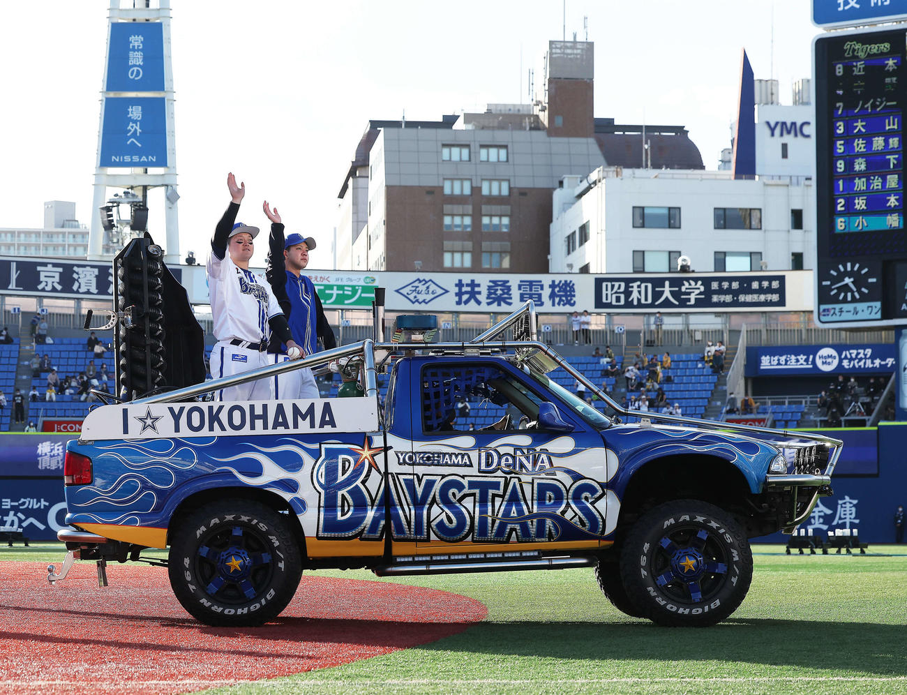 DeNA対阪神　阪神に勝利し、観客席に手を振り応えるDeNA牧（左）と平良（撮影・河田真司）