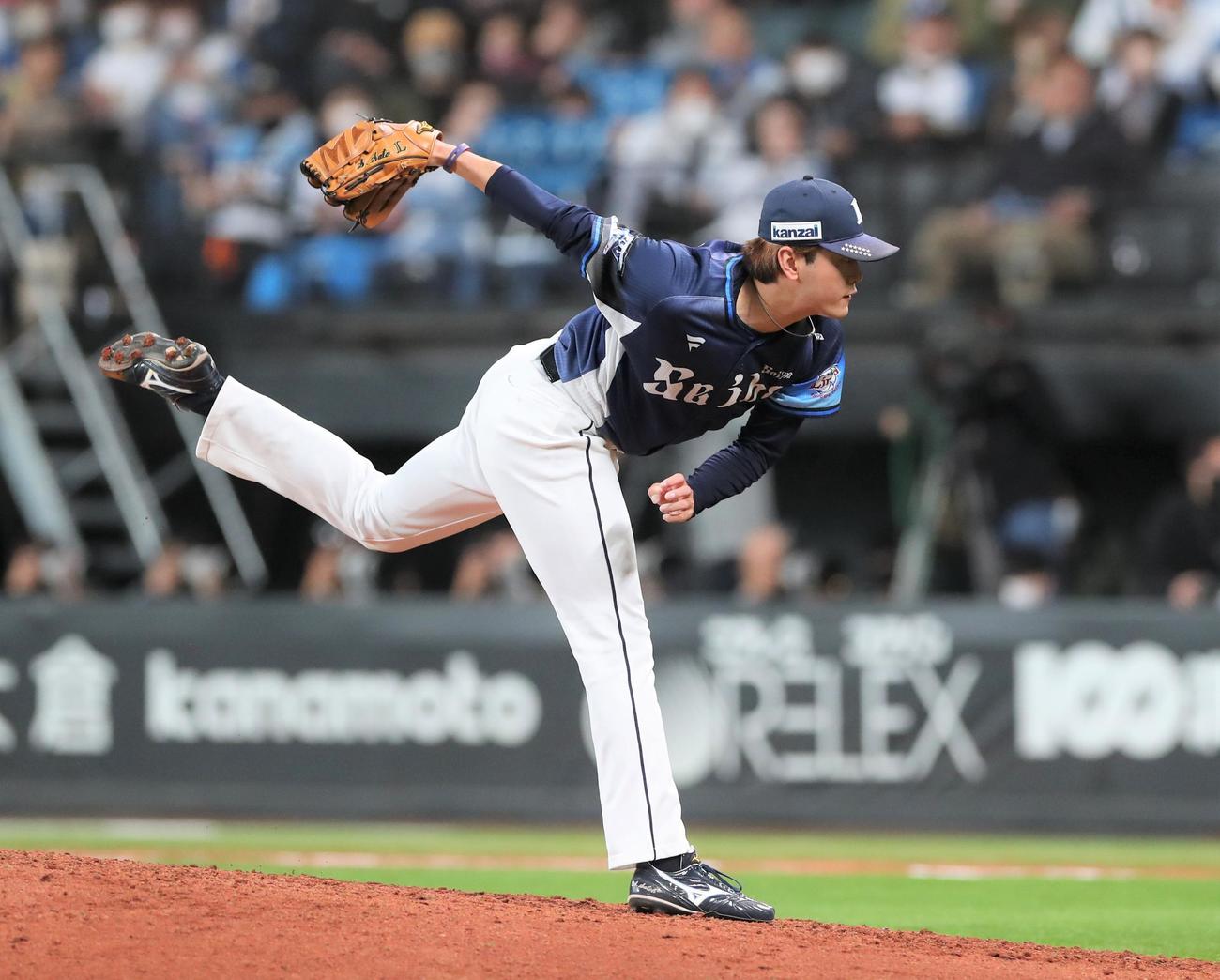 日本ハム対西武　8回途中登板の佐藤隼（撮影・黒川智章）