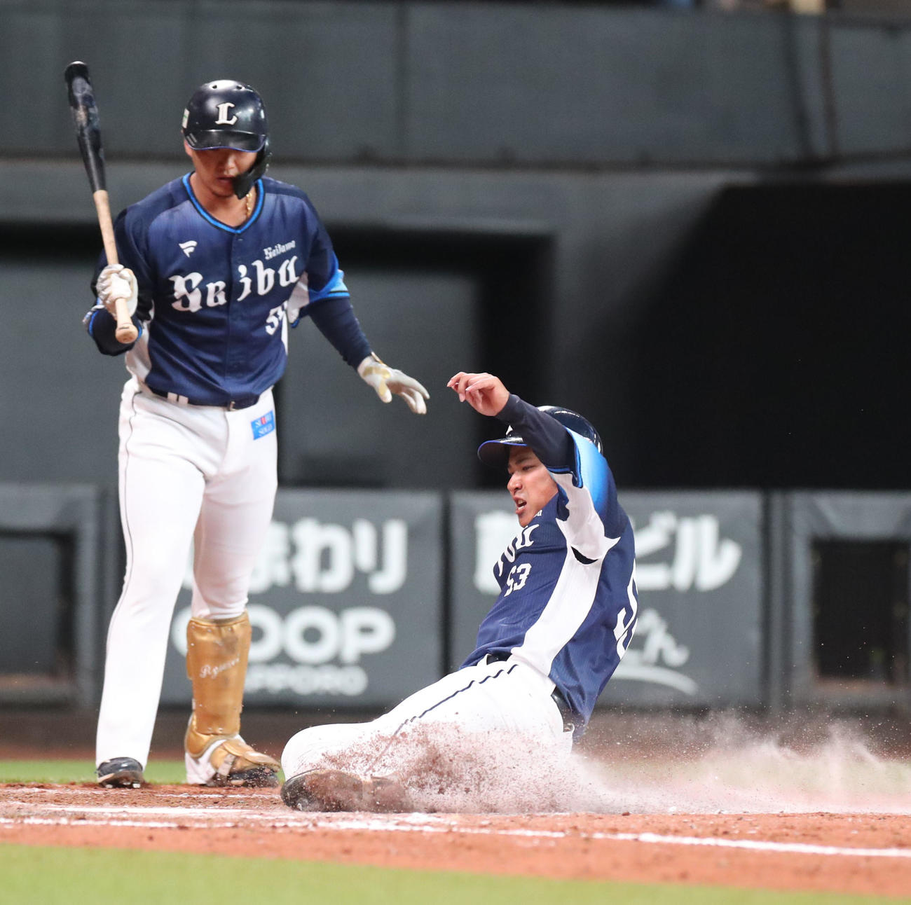 日本ハム対西武　9回表西武2死三塁、石川の暴投で生還する三走愛斗（撮影・佐藤翔太）