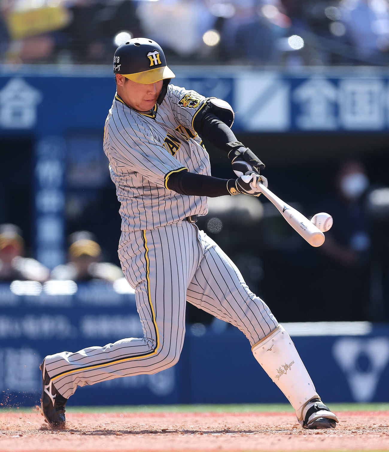 DeNA対阪神　4回表阪神2死、左越えソロ本塁打を放つ大山（撮影・河田真司）