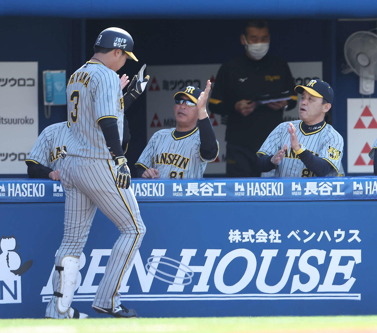 DeNA対阪神　4回表阪神2死、左越えソロ本塁打で生還する大山（左）を迎える岡田監督（撮影・河田真司）