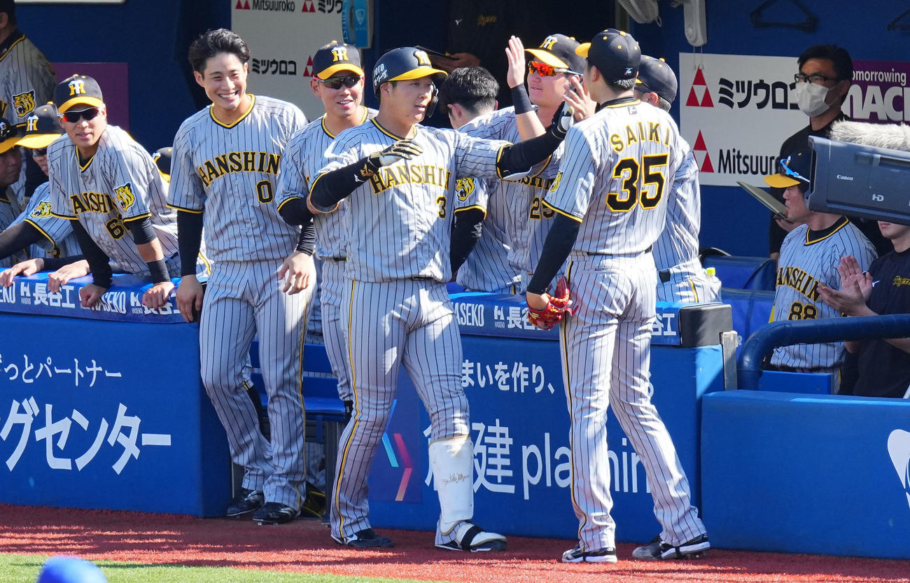 DeNA対阪神　4回表阪神2死、左越えソロ本塁打を放ちナインの出迎えを受ける大山（中央）（撮影・垰建太）