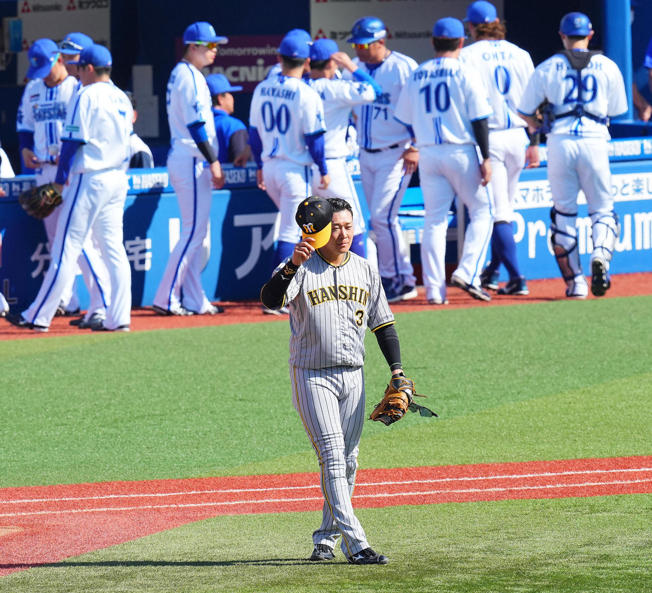 DeNA対阪神　4回表、ソロ本塁打を放った阪神大山（手前）はファンの声援に応える（撮影・垰建太）