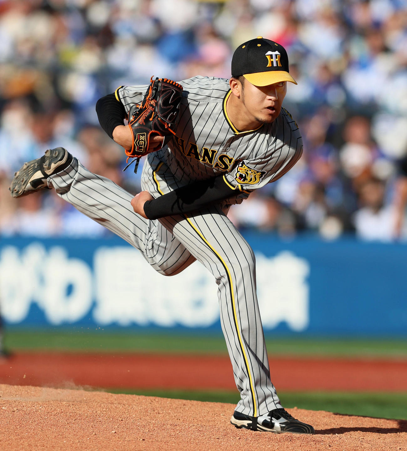 DeNA対阪神　8回裏、阪神2番手で登板する岩貞（撮影・加藤哉）