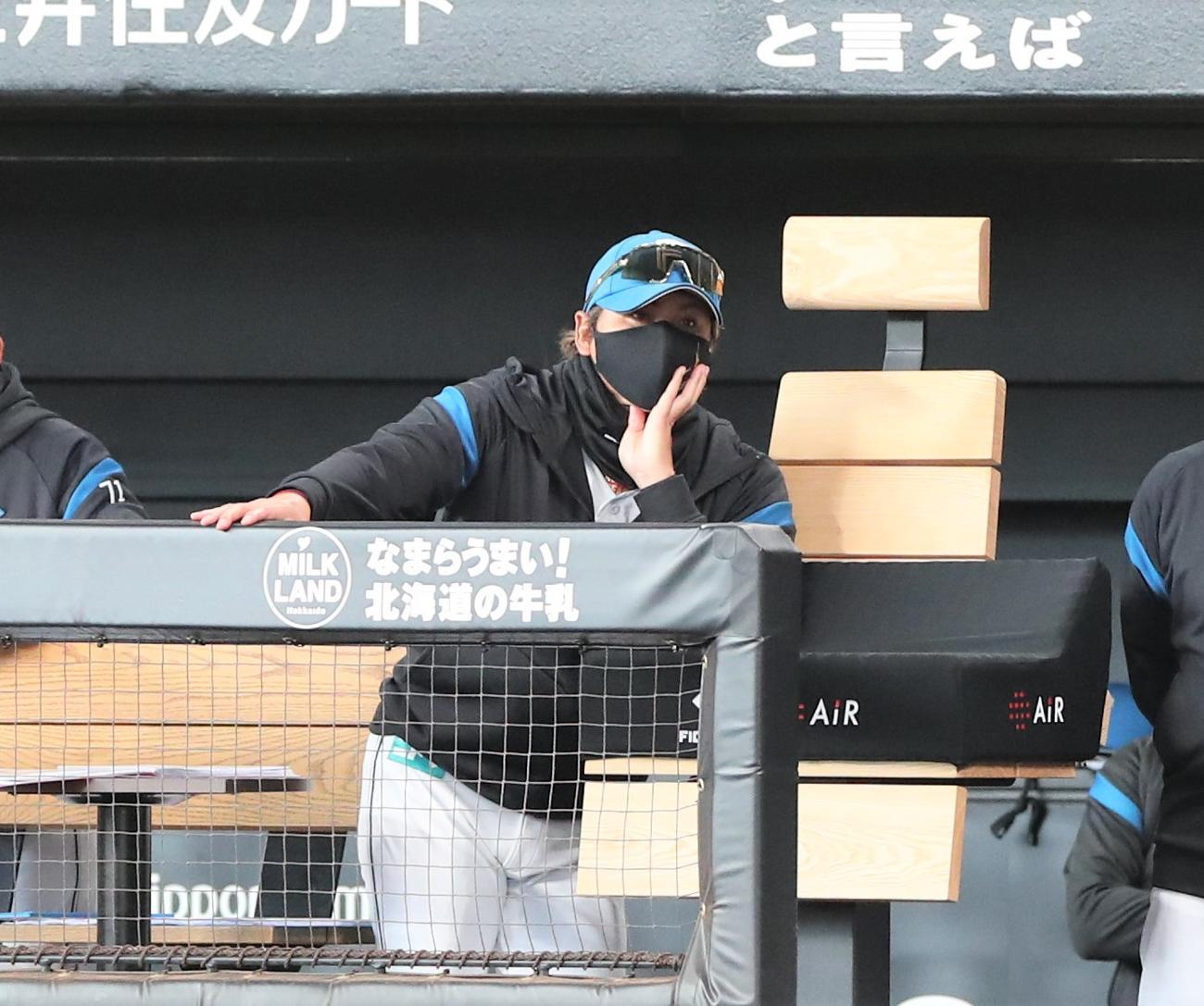 日本ハム対西武　ベンチで頬づえをつく日本ハム新庄監督（撮影・黒川智章）