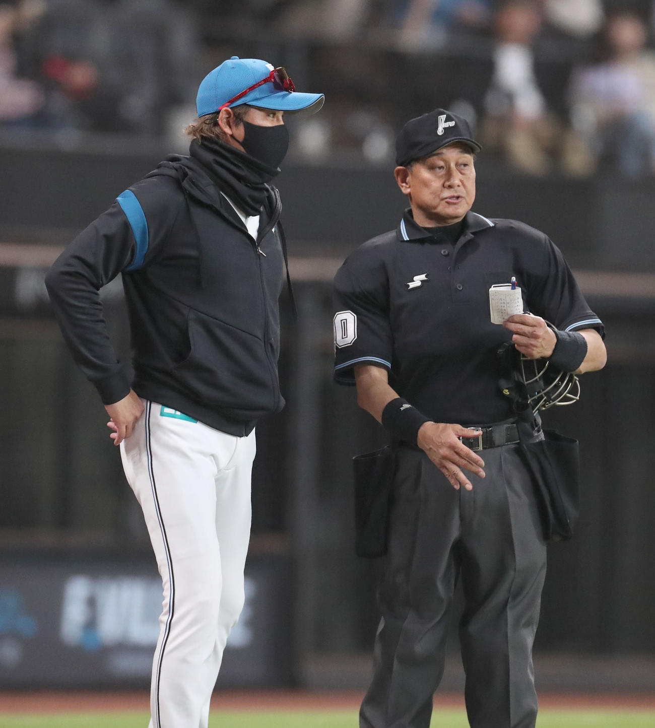 日本ハム対西武　5回表、選手交代を告げる新庄監督（撮影・佐藤翔太）