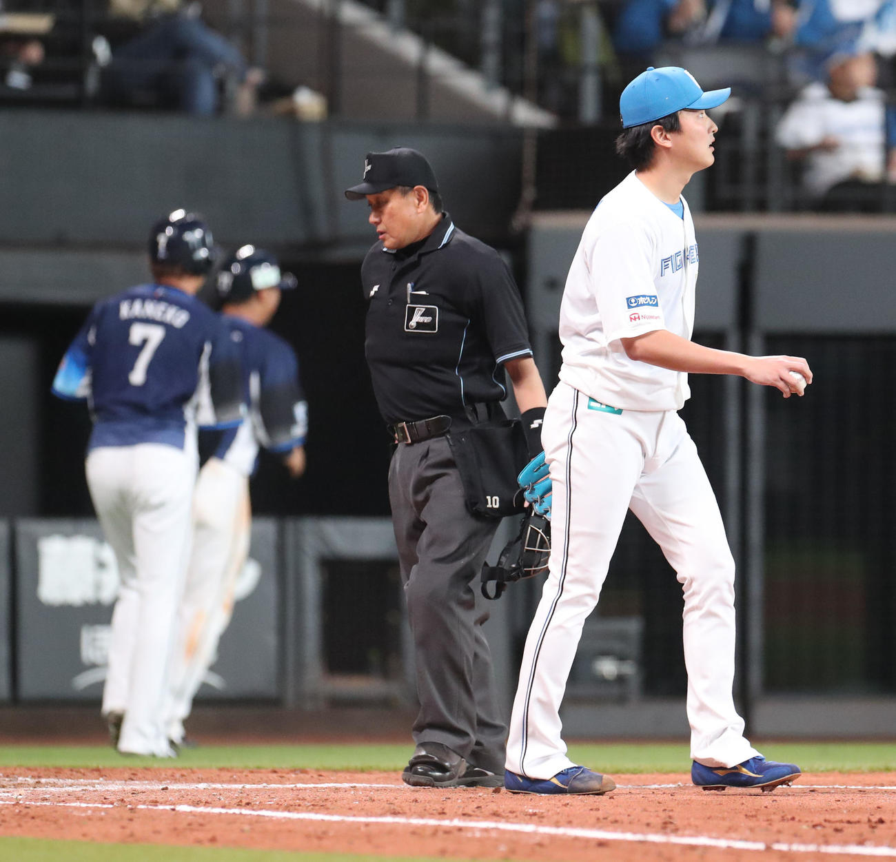 日本ハム対西武　9回表西武2死満塁、暴投で金子、柘植の生還を許す石川（撮影・佐藤翔太）