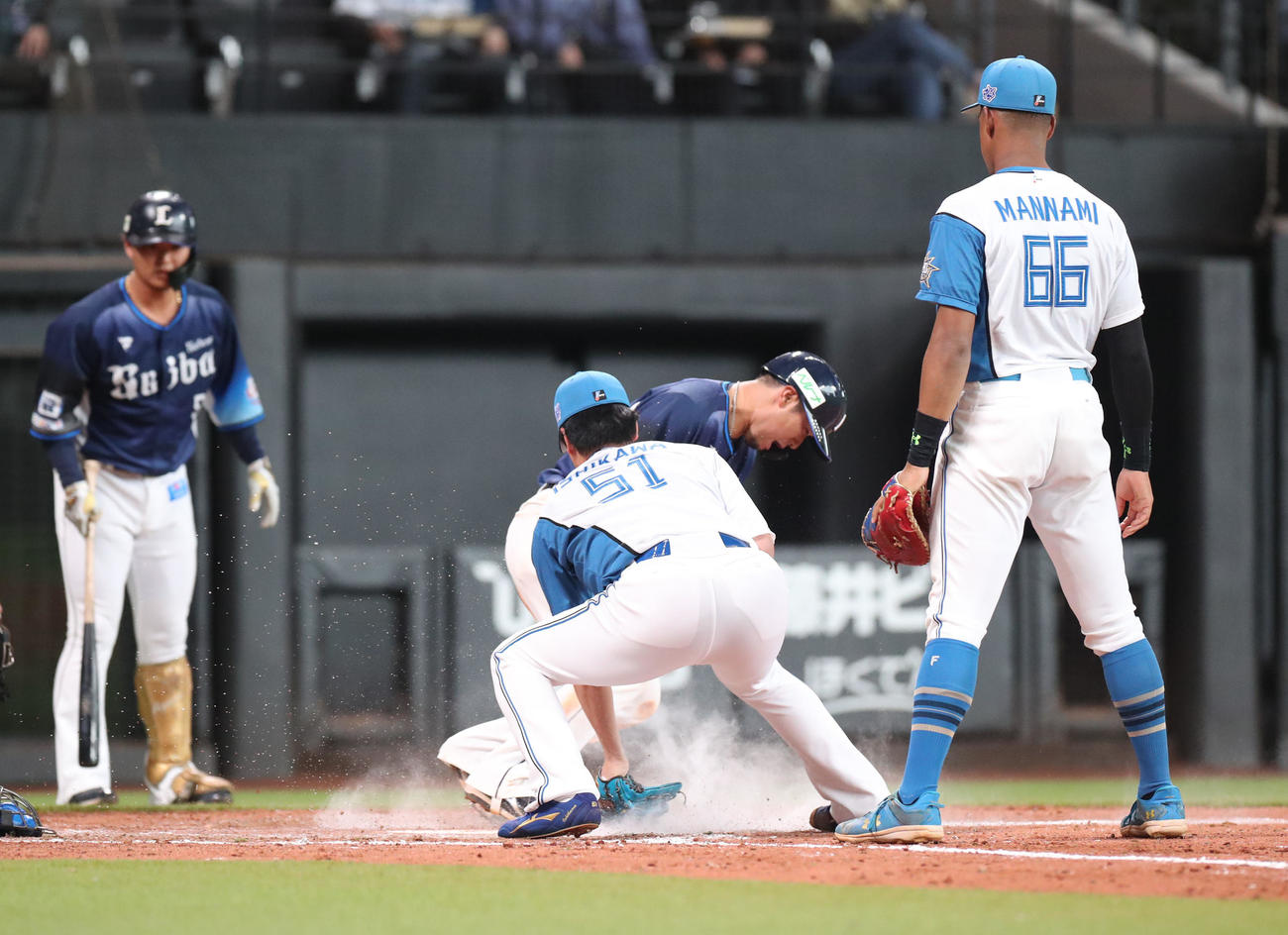 日本ハム対西武　9回表西武2死満塁、暴投で二走柘植に生還を許す石川（撮影・佐藤翔太）