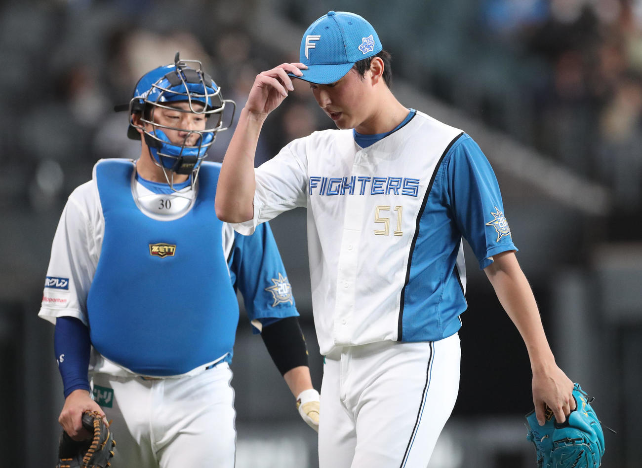 日本ハム対西武　9回表、暴投で失点しうつむきながらベンチに戻る石川（撮影・佐藤翔太）