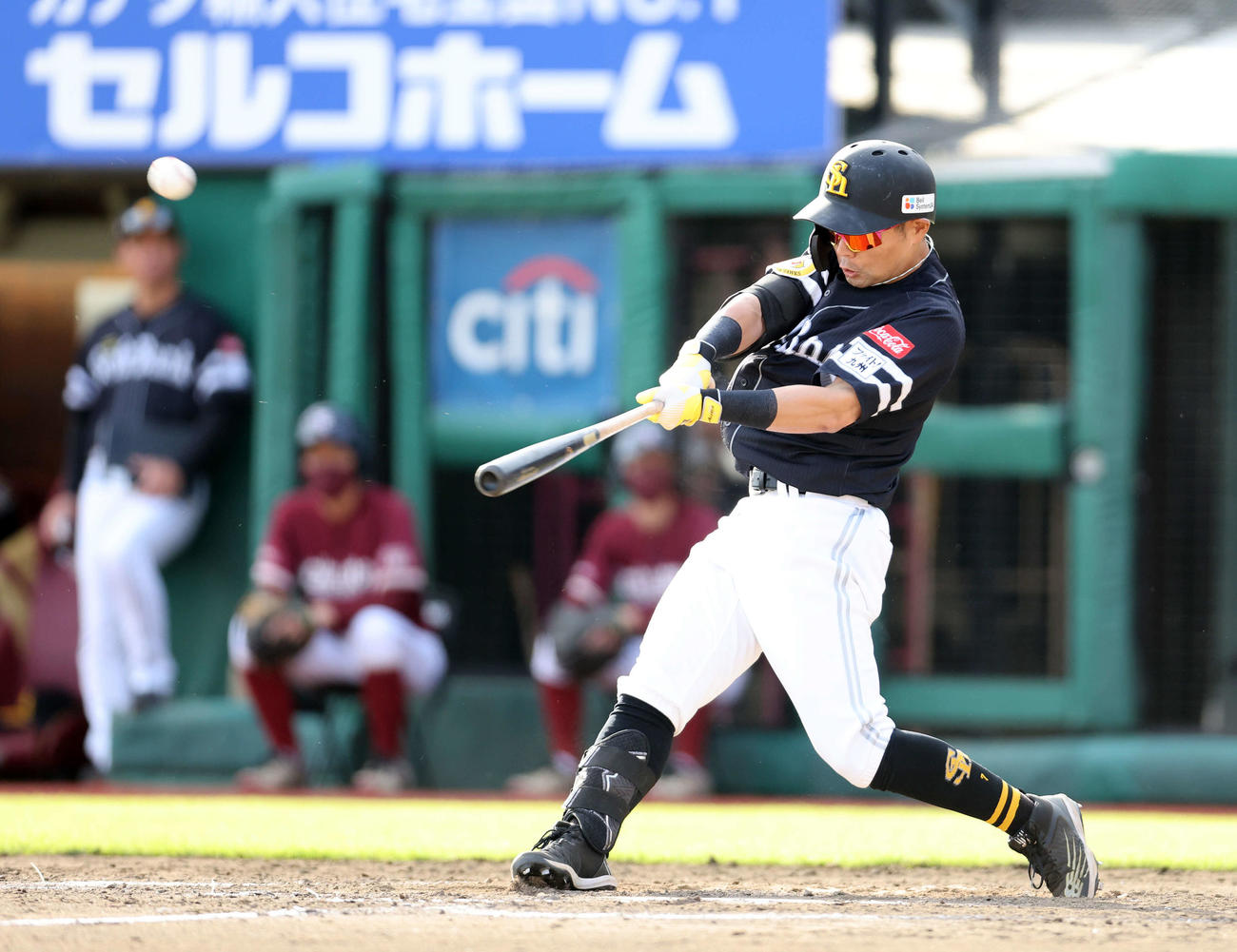楽天対ソフトバンク　8回表ソフトバンク無死一塁、中村晃は右越え2点本塁打を放つ（撮影・鈴木正人）